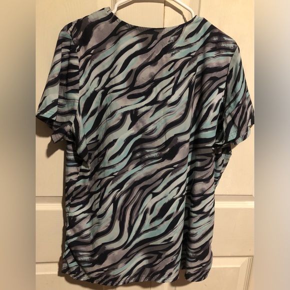 Butter-Soft Stretch zebra print women’s scrub top size large - Picture 2 of 7
